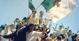 <p>Alger, le 5 juillet 1962 : les Algérien·ne·s fêtent l’indépendance et la fin de la guerre. (© Creative Commons/Wikipédia)</p>

