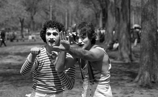 35 ans après, il découvre que le mime qu'il avait photographié était Robin Williams