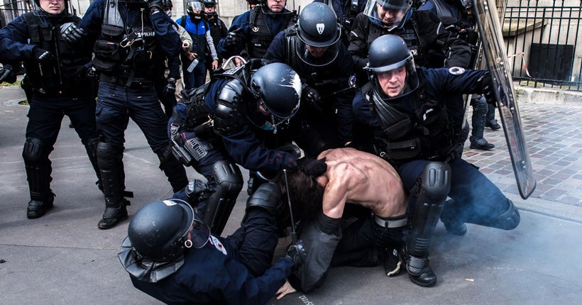 L'histoire de l'impressionnante photo d'un manifestant arrêté par les CRS à Paris