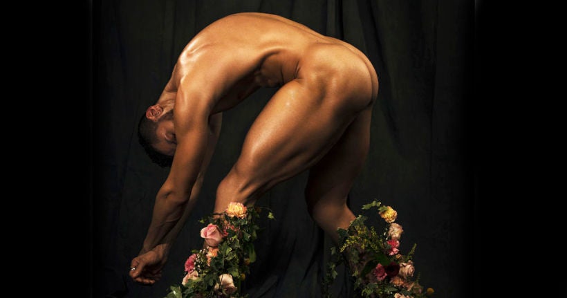 Mike Ruiz explore la beauté du corps masculin à travers des portraits fleuris