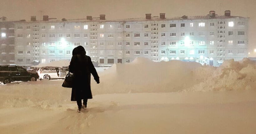 En images : dans cette ville de Sibérie, les voitures et les immeubles disparaissent sous la neige