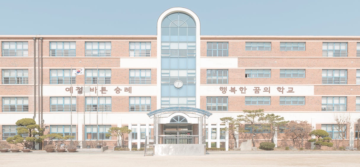 Futuristes et pastel, les écoles de Corée au cœur d’une série qui nous rappelle l’enfance