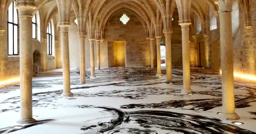 Vidéo : l’artiste Abdelkader Benchamma signe une installation immersive et céleste à Paris