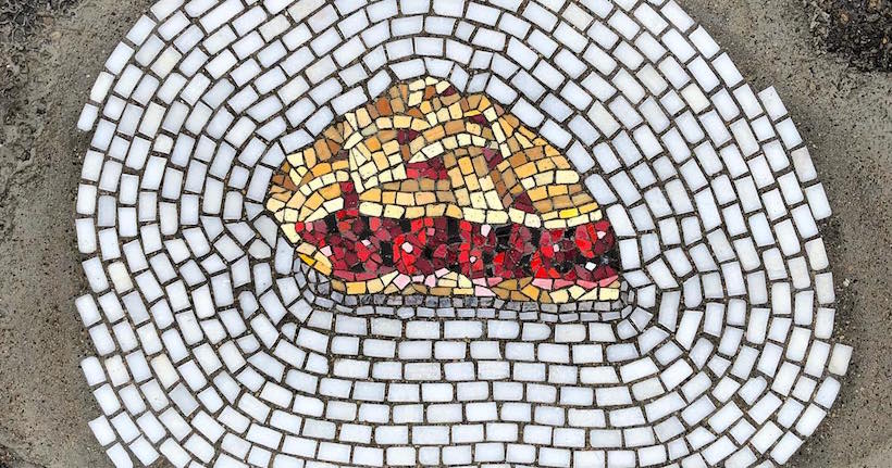 Hot dog, brocoli et tarte : cet artiste répare les routes avec des mosaïques culinaires