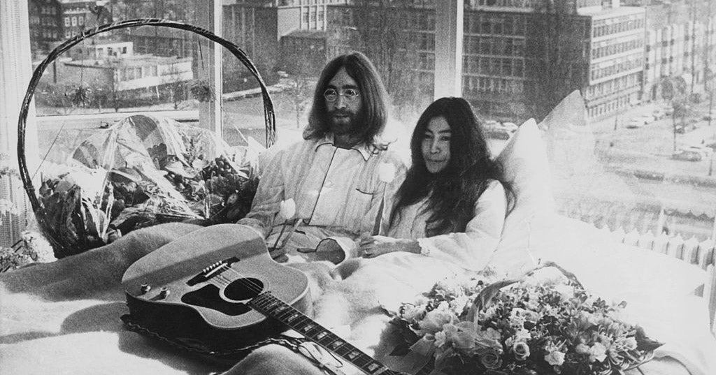 L’histoire rocambolesque derrière la photo iconique de Yoko Ono et John Lennon au lit
