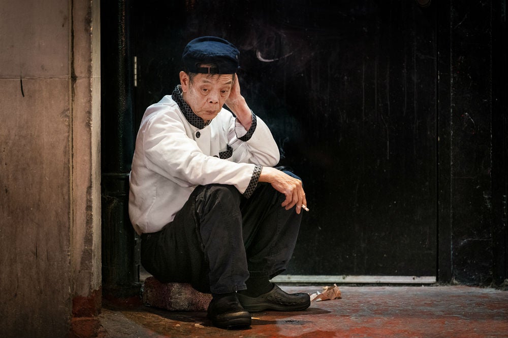 En images : dans l'intimité des pauses cigarette des chefs du Chinatown londonien