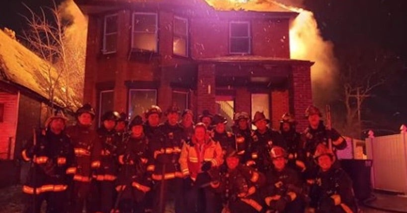 L’image de pompiers posant devant une maison en feu pour le réveillon a choqué la Toile