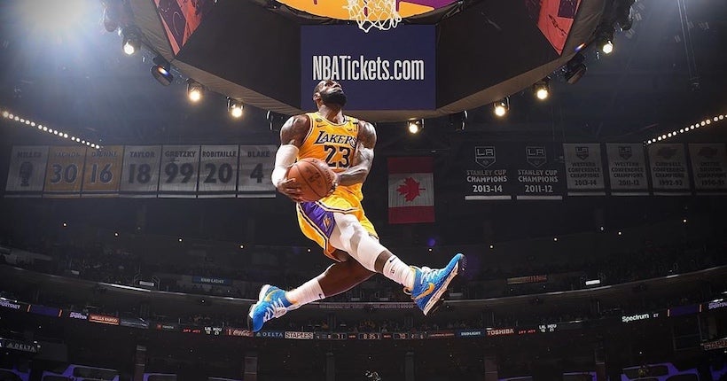 Cette photo (déjà iconique) de LeBron James en plein dunk rend hommage à Kobe Bryant