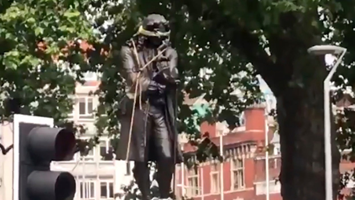 À Bristol, la statue d'un marchand d'esclaves déboulonnée pourrait finir dans un musée