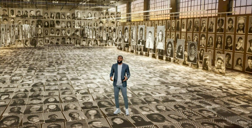 JR a créé un album de fin d’année géant avec des milliers de photos de lycéens