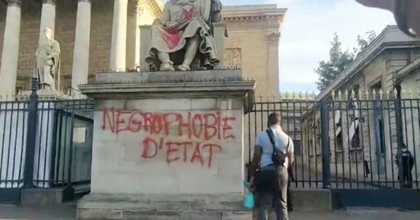 "Négrophobie d'État" : la statue de Colbert devant l'Assemblée a été taguée