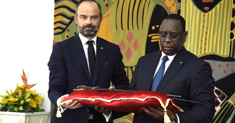La France acte la restitution d'objets d'art pillés au Sénégal et au Bénin
