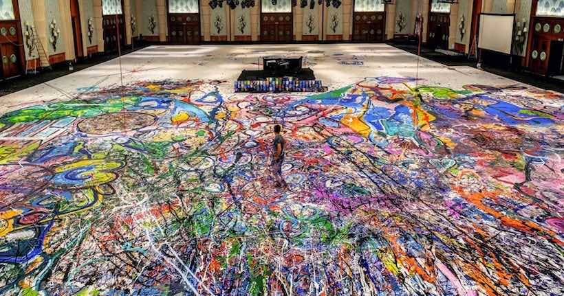 Un artiste est en train de créer la plus grande peinture sur toile du monde à Dubaï