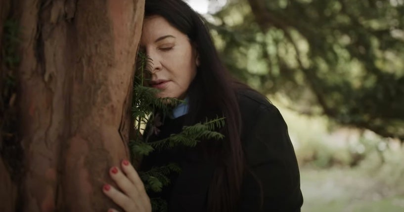 L'artiste Marina Abramović vous apprend à communier avec un arbre pour "guérir de 2020"