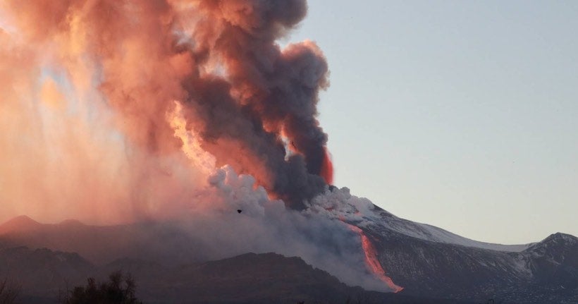 En images : la spectaculaire éruption du volcan Etna, qui a provoqué une pluie de pierres