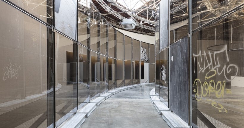 L’artiste Anne Imhof investit le Palais de Tokyo avec son immense labyrinthe de verre