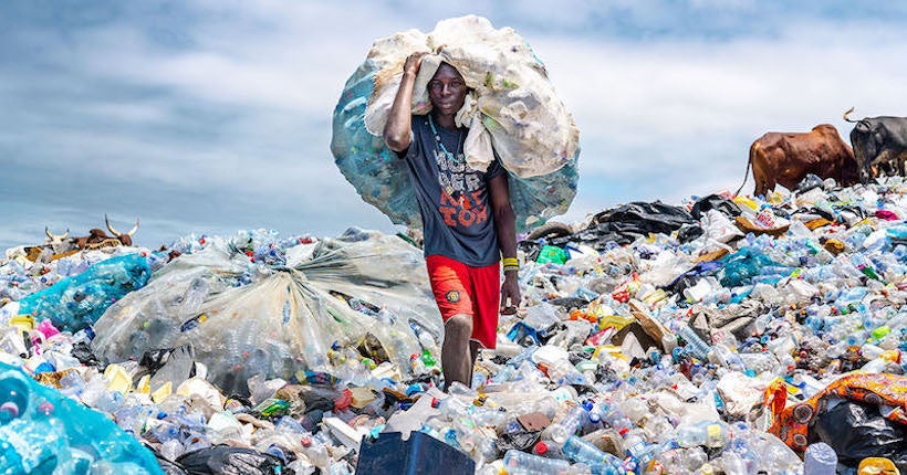 Des photos saisissantes alertent sur la pollution plastique à travers le monde