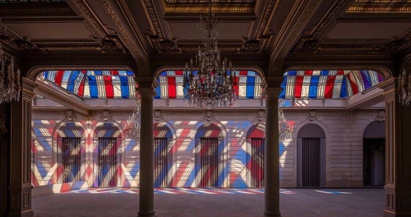 L’artiste Daniel Buren investit la grande verrière du Jardin d’hiver de l’Élysée