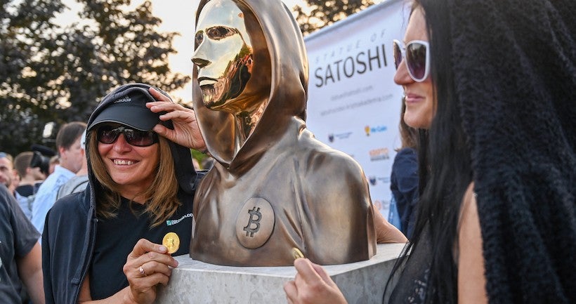 Une statue du mystérieux fondateur du bitcoin dévoilée à Budapest