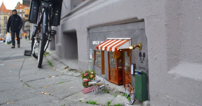 En secret, des street artistes installent de minuscules décors pour souris dans les rues