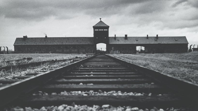 L’horreur des camps nazis saisie dans les photos bouleversantes de Michael Kenna