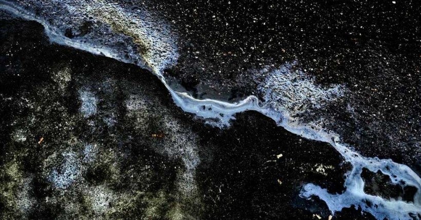 Ces photos de flaques d’essence sur le bitume nous propulsent dans le cosmos
