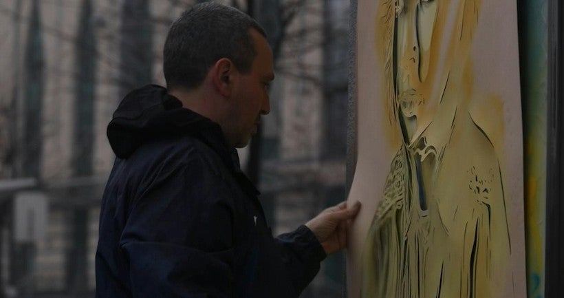 En Ukraine, le street artiste C215 peint "des sourires et de l’humanité"