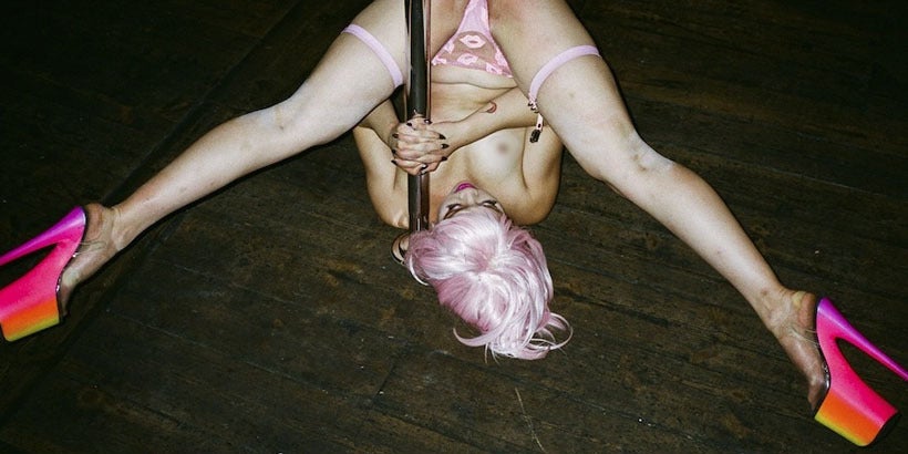 Les dessous des strip clubs londoniens documentés dans des photos bouillonnantes
