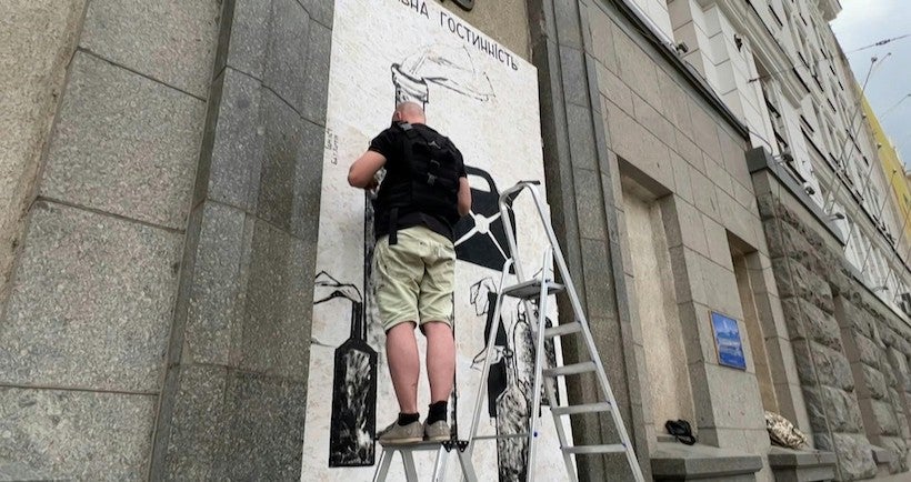 Qui est Gamlet, le street artiste qui a "l’ordre" de peindre en Ukraine ?