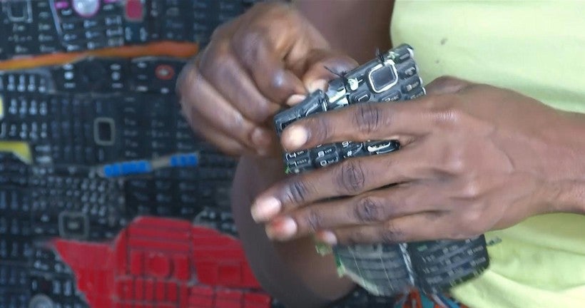 En Côte d'Ivoire, des téléphones usagés transformés en œuvres d’art